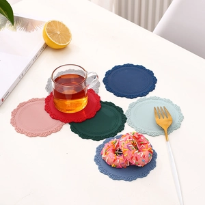Sets de table ronds en silicone style dentelle européenne résistants à la chaleur colorés