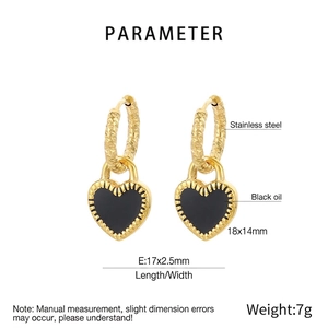 Vue détaillée des boucles d'oreilles cœur en acier plaqué or avec émail noir