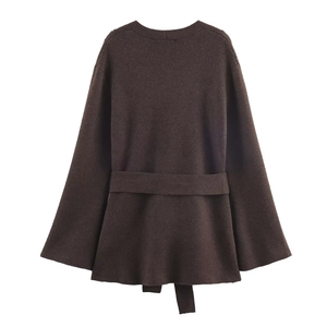 Top minimalista in maglia marrone scuro con girocollo e cintura in vita abbinata