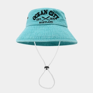 Dettaglio del cappello a secchiello in tela lavata blu con cordino antivento regolabile