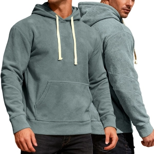 Dettaglio della felpa in pile grigio-blu con vista anteriore e posteriore e tasca