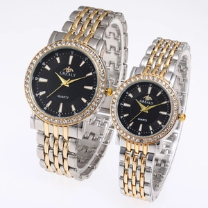 Montres de couple à quartz avec bracelets en acier bicolore et lunettes serties de diamants