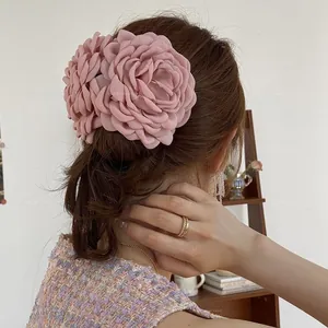 Dettaglio della molletta per capelli con rosa in tessuto rosa e strati di tulle per donna