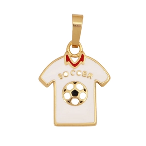 Détail d'une breloque maillot de football doré avec émail blanc et lettrage SOCCER