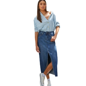 Completo donna con camicia a righe blu e gonna lunga in denim con spacco a vita alta 2024