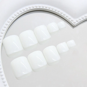Faux ongles d'orteils blanc crème brillant au design minimaliste pour l'été