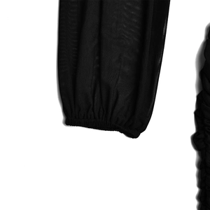 Gros plan sur la manche en tulle noir avec poignet élastique et détails plissés