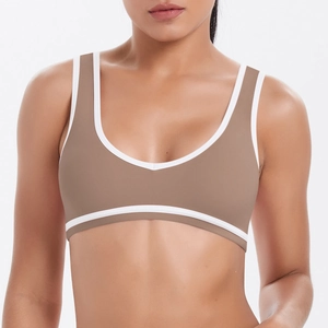 Détail d'un soutien-gorge de sport marron bicolore avec bordure blanche et tissu élastique