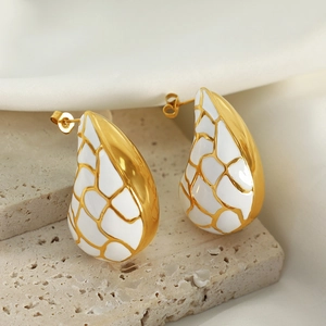 Boucles d'oreilles goutte dorées 18K avec émail blanc et texture résille sur pierre