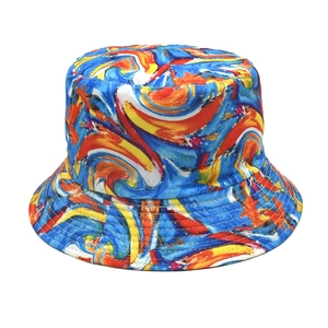 Détails des motifs de peinture à l'huile abstraits et des coutures sur un chapeau bob
