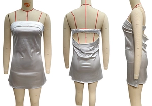 Vues détaillées du dos et du côté d'une mini robe bustier en satin à fleurs