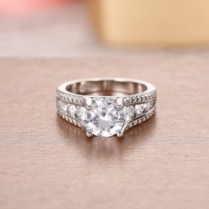 Vista macro di un anello classico in zirconia con pavé di diamanti a più file scintillanti