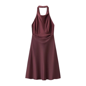 Detailansicht des weinroten Satin-Neckholderkleids mit Taillenfalten und glänzendem Stoff