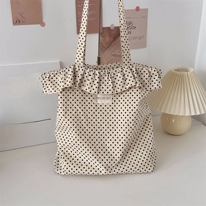 Detailansicht der beigen Canvas-Tasche mit schwarzen Punkten und Rüschen von SUZAKKA