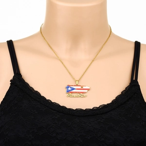 Détail du collier pendentif carte drapeau Porto Rico sur une chaîne dorée