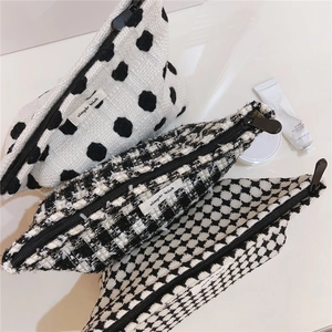Trois trousses de maquillage en tweed et à pois avec fermetures éclair en métal noir