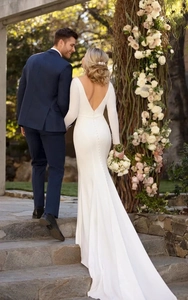 Vue détaillée du dos d'une robe de mariée en satin blanc avec boutons et dos en V