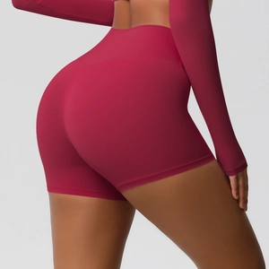 Dettaglio dei pantaloncini fitness a vita alta con cuciture a V per un effetto push-up