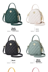 Vue détaillée de sacs à main matelassés en quatre couleurs avec logo fleur et double zip