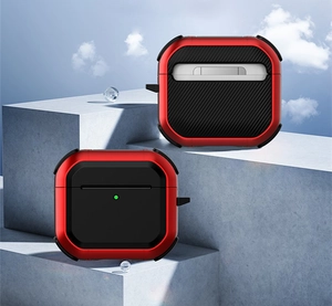 Détail de la coque mecha rouge et noire pour AirPods Pro à texture carbone
