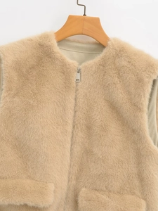 Vue détaillée de la texture du gilet en fausse fourrure camel avec fermeture éclair