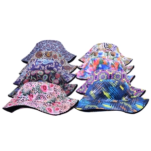 Detalle de varios estampados paisley y florales coloridos en sombreros de pescador dobles