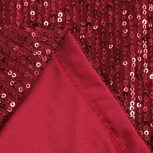 Vue détaillée des paillettes rouges sur tulle avec doublure intérieure lisse