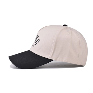 Vue latérale d'une casquette de baseball bicolore en coton avec imprimé logo SWING