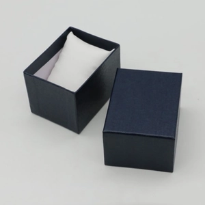 Scatola per orologi rettangolare blu navy con cuscino bianco e struttura a due pezzi