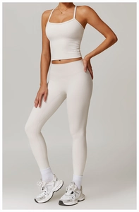 Détail du legging de yoga taille haute blanc et brassière de sport à fini mat