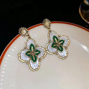 Boucles d'oreilles trèfle vintage dorées avec nacre blanche et pétales en émail vert