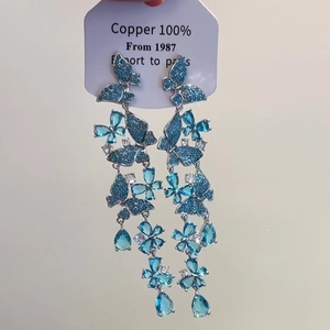 Funkelnde Silber-Schmetterlingsohrringe mit blauen Zirkonsteinen und Blumenakzenten