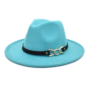 Dettaglio del cappello fedora verde petrolio con fascia nera e fibbia a catena dorata