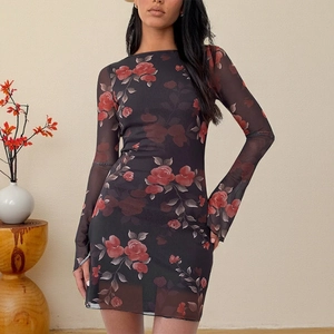 Sexy schwarzes Mesh-Minikleid mit langen Ärmeln, roten Rosen und figurbetonter Passform