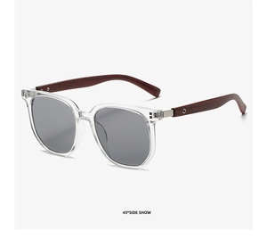 Detailansicht der transparenten quadratischen Sonnenbrille mit dunklen Holzbügeln im Profil