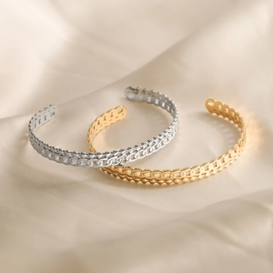 Set di bracciali a C placcati oro 18K con motivo a catena su sfondo di seta