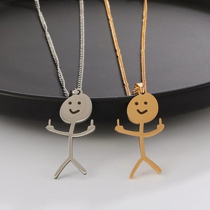 Collar divertido de monigote garabato en oro y plata con gesto de dedo medio frontal