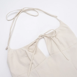 Détail d'un haut licou blanc cassé avec laçage croisé devant et tissu texturé doux