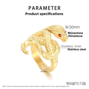 Dettaglio dell'anello a serpente dorato con dimensioni 30mm e occhi di strass rossi