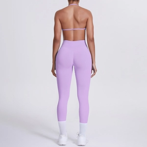 Vista posteriore del set yoga lilla con leggings a vita alta e reggiseno sportivo