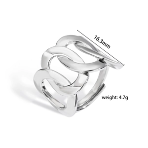 Detailed view of triple-layer link chain ring with 16.3mm diameter and 4.7g weight