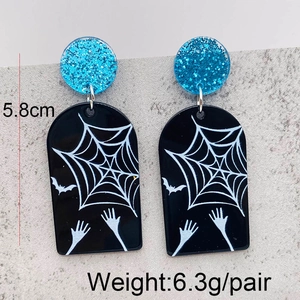 Detailansicht der Halloween-Ohrringe mit Fledermaus-Motiv, 5,8 cm Größe und 6,3 g Gewicht