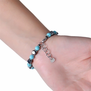 Détail d'un bracelet réglable en acier inoxydable avec perles de malachite bleue et chaînette