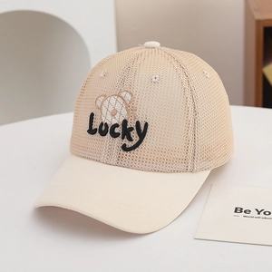 Détail du dos en maille respirante et broderie ours Lucky sur la casquette beige