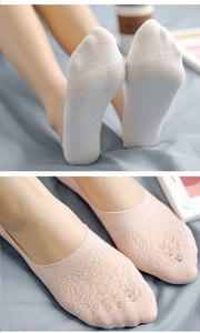 Detailed lace floral pattern on white and pink low cut invisible cotton liner socks