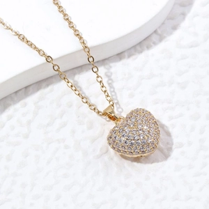 Elegante goldene Edelstahlhalskette mit einem funkelnden Herzanhänger aus Zirkonia