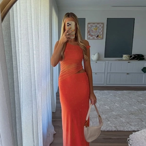 Elegant orange one-shoulder mesh拼接 dress with ruched details and slim fit bodycon silhouette
