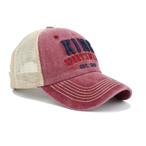 Dettaglio ricamo 3D KING SPORTSWEAR su cappello trucker slavato bordeaux con rete