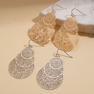 Boucles d'oreilles fleurs ajourées dorées et argentées au design rétro chic