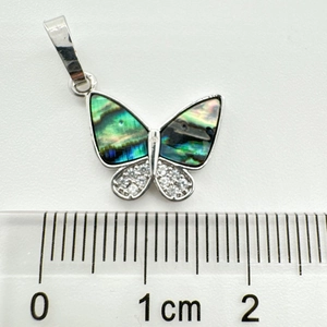 Comparaison de taille du pendentif papillon en or 18 carats avec nacre et zircons